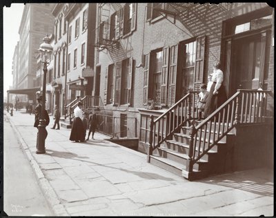 Frauen und Kinder auf und in der Nähe der Veranda der National Fruit und Flower Guild, 247 Spring Street von Byron Company